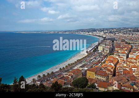 NIZZA, FRANKREICH - 31. MAI 2014: Promenade des Anglais und Panoramablick auf die Stadt Nizza, Französische Riviera, Frankreich. Nizza, Frankreich - 31. Mai 2014: Promenade Stockfoto