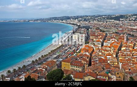 NIZZA, FRANKREICH - 31. MAI 2014: Promenade des Anglais und Panoramablick auf die Stadt Nizza, Französische Riviera, Frankreich. Nizza, Frankreich - 31. Mai 2014: Promenade Stockfoto