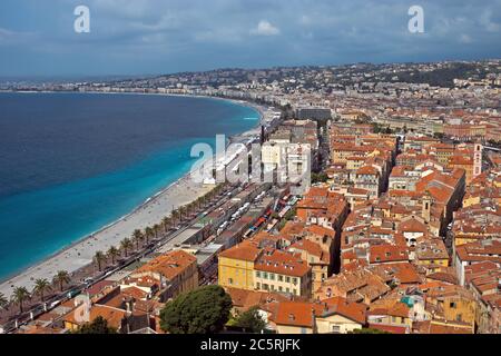 NIZZA, FRANKREICH - 31. MAI 2014: Promenade des Anglais und Panoramablick auf die Stadt Nizza, Französische Riviera, Frankreich. Nizza, Frankreich - 31. Mai 2014: Promenade Stockfoto