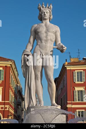 NIZZA, FRANKREICH - 31. MAI 2014: Statue des Apollo von Fountain Soleil auf dem Place Massena. Platz befindet sich im Stadtzentrum und ist der beliebteste destin Stockfoto