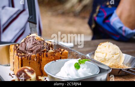 Toast Brot mit Schokolade Eis in Teller auf Holztisch. Stockfoto