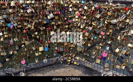 PARIS, FRANKREICH - 9. JUNI 2014: Liebesvorhängeschlösser am Pont des Arts über der seine. Die Tausenden von Schlössern liebevoller Paare symbolisieren die Liebe für immer. It Stockfoto