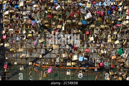 PARIS - 9. JUNI: Love Padlocks am Pont des Arts am 9. Juni 2014 in Paris, Frankreich. Die Tausenden von Schlössern liebevoller Paare symbolisieren die Liebe für immer. P Stockfoto