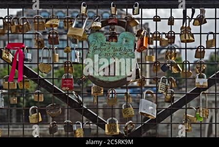 PARIS, FRANKREICH - 9. JUNI 2014: Liebesvorhängeschlösser am Pont des Arts über der seine. Die Tausenden von Schlössern liebevoller Paare symbolisieren die Liebe für immer. It Stockfoto