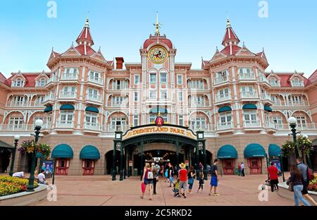 MARNE LA VALLEE, FRANKREICH - 10. JUNI: Haupteingang zum Disneyland Park am 10. Juni 2014 in Marne La Vallee, Frankreich. Disneyland Paris ist eines der beliebtesten Hotels in Europa Stockfoto