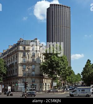 PARIS, FRANKREICH - 11. JUNI 2014: Die Architektur des alten und modernen Paris. Blick auf das alte Gebäude und Tour Montparnasse. Tour Montparnasse war constru Stockfoto