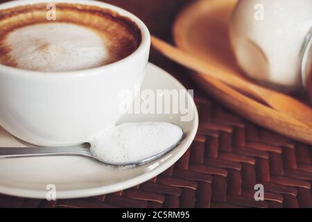 Milchschaum von Kaffee in Löffel. Stockfoto