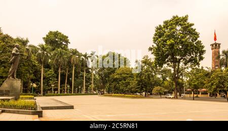 Lenin-Statue auf einem Platz, gegenüber dem Vietnamesischen Militärhistorischen Museum in Hanoi, Vietnam Stockfoto