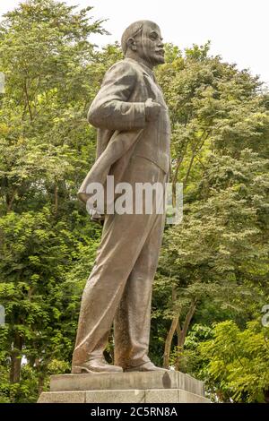 Statue des kommunistischen Führers Lenin befindet sich auf Nguyen Thai Hoc Avenue in Hanoi, Vietnam. Stockfoto