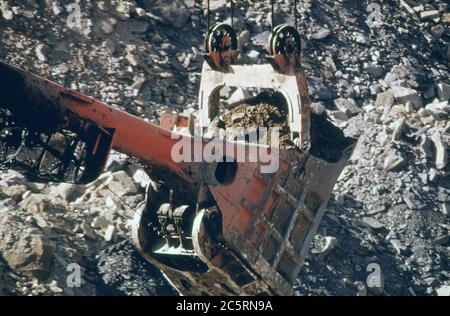 1974 - Coal Company Power Shovel Scooping Earth in seiner Suche nach Festbrennstoff Off Route #800 in der Nähe von Edgewater Park, Ohio, und Barnesville. 07/1974 Stockfoto