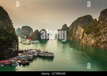 Eine schöne Aussicht auf das UNESCO-Weltkulturerbe der Ha Long Bay, Vietnam, am späten Nachmittag, vom Aussichtspunkt auf Sung Sot Cave. Stockfoto