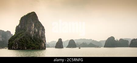 Kalksteinkarst-Inseln an einem nebligen Tag in der UNESCO-Weltkulturerbe der Ha Long Bay, in Vietnam Stockfoto