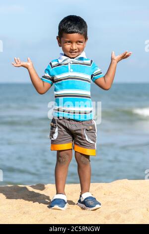 Ein Sri Lanka Junge spielt am frühen Morgen am Strand von Negombo in Sri Lanka. Stockfoto