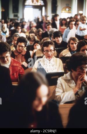 Religion spielt eine wichtige Rolle im Leben der Bewohner. Die größte Kirchengruppe sind römisch-katholische Katholiken in Neu Ulm MN ca. 1975 Stockfoto