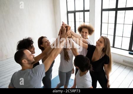 Junge multirassische Menschen in aktiven geben hohe fünf nach dem Training. Stockfoto