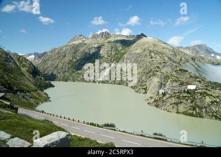 Grimsel Pass See mit Passstraße Stockfoto