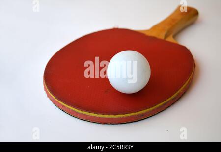 Nahaufnahme von Tischtennis oder Tischtennis Schläger mit Ball Stockfoto