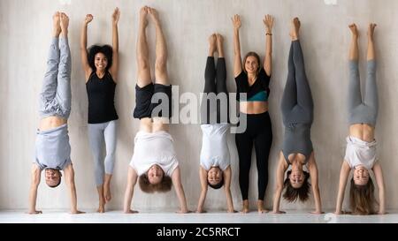 Glückliche junge multirassische Menschen, die Spaß vor dem Training haben. Stockfoto