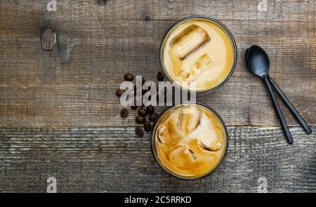 Kaffee im kalten Sommer, Latte, Frappe, frappuccino. Stockfoto
