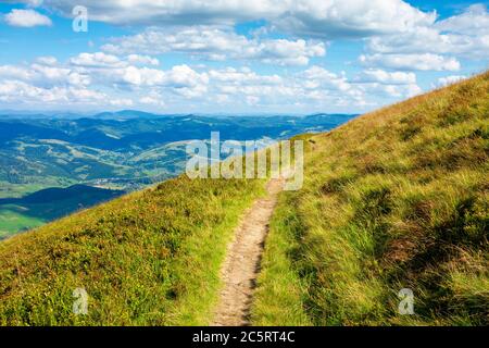 travers Weg durch die Bergkette. Gras auf den Hügeln und steilen Hängen. Sommerlandschaft an einem sonnigen Tag. Stockfoto