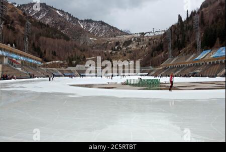 ALMATY, KASACHSTAN - 4. NOVEMBER 2014: Blick auf das Medeo-Freigelände. Medeo liegt auf 1691 Meter über dem Meeresspiegel. Stockfoto