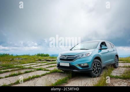 Mnt. runa, ukraine - JUN 22, 2019: honda cr-V suv auf einem Betonpflaster. Zuverlässiges Familienfahrzeug-Konzept. Schlechtes bewölktes Wetter. Stockfoto