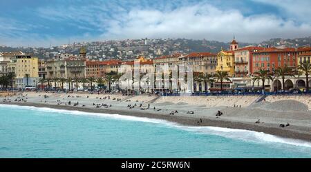 NIZZA, FRANKREICH - APRIL 27: Architektur entlang der Promenade des Anglais am 27. April 2013 in Nizza, Frankreich. Es ist ein Symbol der Cote d'Azur und wurde i gebaut Stockfoto