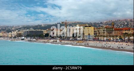 NIZZA, FRANKREICH - APRIL 27: Architektur entlang der Promenade des Anglais am 27. April 2013 in Nizza, Frankreich. Es ist ein Symbol der Cote d'Azur und wurde i gebaut Stockfoto