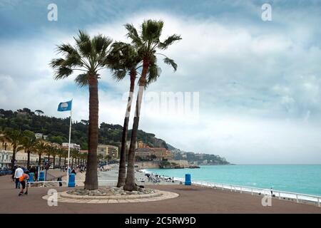 NIZZA, FRANKREICH - 27. APRIL: Promenade des Anglais am 27. April 2013 in Nizza, Frankreich. Es ist ein Symbol der Cote d'Azur und wurde 1830 an der Expen erbaut Stockfoto