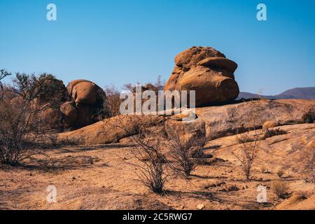 Erongo Mountains Landschaft mit roten oder orangen Felsformationen in Namibia, Afrika Stockfoto