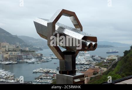 Fernglas zum Blick auf den Hafen Hercules, Monte Carlo, Monaco Stockfoto