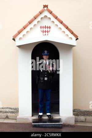 MONTE CARLO, MONACO - 28. APRIL: Wachdienst bei der offiziellen Residenz des Prinzen am 28. April 2013 in Monte Carlo, Monaco. Monte Carlo, Monaco - April Stockfoto