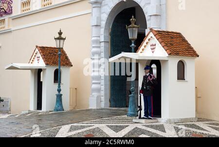 MONTE CARLO, MONACO - 28. APRIL: Wachdienst bei der offiziellen Residenz des Prinzen am 28. April 2013 in Monte Carlo, Monaco. Monte Carlo, Monaco - April Stockfoto