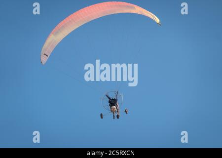 Hof HaCarmel Regionalrat, Israel. Juli 2020. Ein Flieger fliegt einen angetriebenen Fallschirm über dem Strand von Nachsholim am Mittelmeer. Quelle: Nir Alon/Alamy Live News Stockfoto