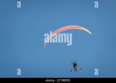 Hof HaCarmel Regionalrat, Israel. Juli 2020. Ein Flieger fliegt einen angetriebenen Fallschirm über dem Strand von Nachsholim am Mittelmeer. Quelle: Nir Alon/Alamy Live News Stockfoto