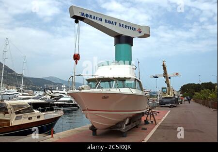 MONTE CARLO, MONACO - 1. MAI: Kranhubboote im Hafen von Monaco am 1. Mai 2013 in Monte Carlo, Monaco. Monte Carlo, Monaco - 1. Mai 2013: Cra Stockfoto