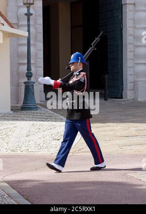 MONTE CARLO, MONACO - 1. MAI: Wachmann im Dienst bei der offiziellen Residenz des Fürsten am 1. Mai 2013 in Monte Carlo, Monaco. Monte Carlo, Monaco - 1. Mai 2 Stockfoto