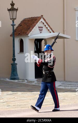 MONTE CARLO, MONACO - 1. MAI: Wachmann im Dienst bei der offiziellen Residenz des Fürsten am 1. Mai 2013 in Monte Carlo, Monaco. Monte Carlo, Monaco - 1. Mai 2 Stockfoto