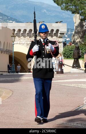 MONTE CARLO, MONACO - 1. MAI: Wachmann im Dienst bei der offiziellen Residenz des Fürsten am 1. Mai 2013 in Monte Carlo, Monaco. Monte Carlo, Monaco - 1. Mai 2 Stockfoto