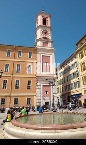 NIZZA, FRANKREICH - 2. MAI: Platz - Place du Palais am 2. Mai 2013 in Nizza, Frankreich. Es gibt den Justizpalast und den Palast Rusca mit Uhrenturm. Stockfoto