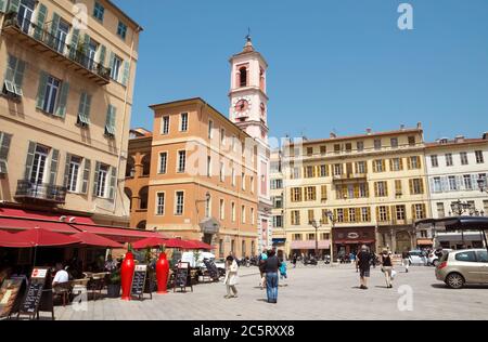 NIZZA, FRANKREICH - 2. MAI: Platz - Place du Palais am 2. Mai 2013 in Nizza, Frankreich. Es gibt den Justizpalast und den Palast Rusca mit Uhrenturm. Stockfoto