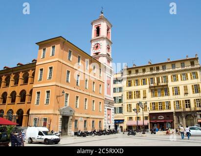 NIZZA, FRANKREICH - 2. MAI: Platz - Place du Palais am 2. Mai 2013 in Nizza, Frankreich. Es gibt den Justizpalast und den Palast Rusca mit Uhrenturm. Stockfoto