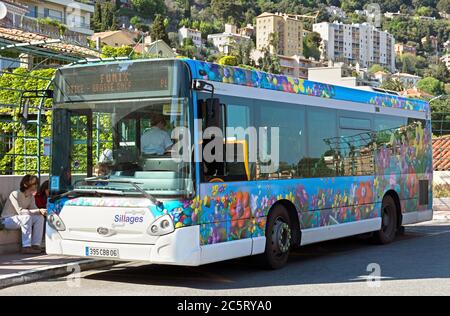 GRASSE, FRANKREICH - 3. MAI: Personenbus auf einem Bahnhof am 3. Mai 2013 in Grasse, Frankreich. Reisebusse sind bei Touristen an der französischen Riviera sehr beliebt. G Stockfoto