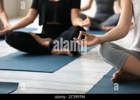 Nahaufnahme junge Frau gefaltet Finger in Mudra Geste. Stockfoto