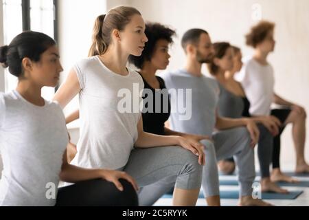 Junge Menschen üben ein Bein König Taube Pose II. Stockfoto