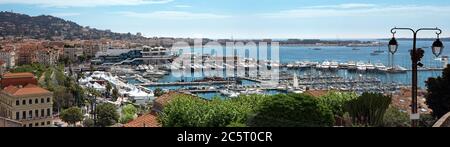 CANNES, FRANKREICH - 6. MAI: Panoramablick auf Le Suquet - die Altstadt und den Hafen Le Vieux am 6. Mai 2013 in Cannes, Frankreich. Cannes, Frankreich - 6. Mai 2013: P Stockfoto