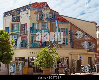 CANNES, FRANKREICH - 6. MAI: Kunstmalerei an der Wand des Hauptbusbahnhofs in Cannes am 6. Mai 2013 in Cannes, Frankreich. Die Stadt ist ein geschäftiges touristenziel destin Stockfoto