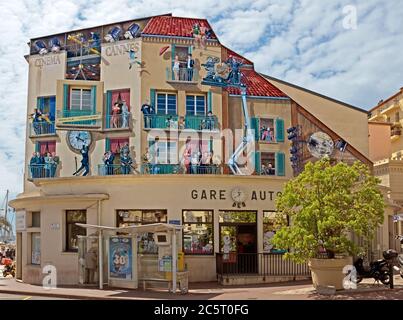 CANNES, FRANKREICH - 6. MAI: Kunstmalerei an der Wand des Hauptbusbahnhofs in Cannes am 6. Mai 2013 in Cannes, Frankreich. Die Stadt ist ein geschäftiges touristenziel destin Stockfoto