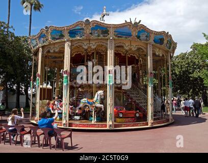 CANNES, FRANKREICH - 6. MAI: Jahrgangsspaziergang mit Pferden und anderen Tieren für Kinder an der Promenade Croisette am 6. Mai 2013 in Cannes, Frankreich. Canne Stockfoto