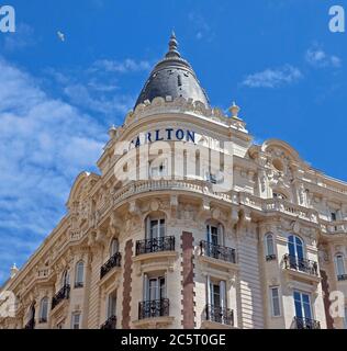 CANNES, FRANKREICH - 6. MAI: Luxushotel InterContinental Carlton am 6. Mai 2013 in Cannes, Frankreich. Es verfügt über 343 Zimmer. Gelegen auf dem berühmten La Crois Stockfoto